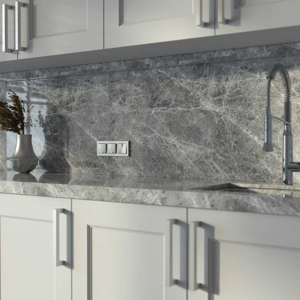 Розетка Werkel Hammer влагозащищенная с заземлением с защитой крышкой и шторками серебряный W1271206 4690389162862