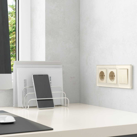 Рамка на 3 поста Werkel Favorit молочный W0031141 4690389183423