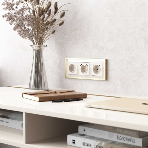 Рамка Werkel Baguette на 3 поста айвори/латунь W0032851 4690389185762