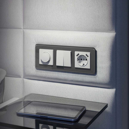 Розетка Werkel с заземлением, шторками и USBх2 белый матовый W1171561 4690389191992